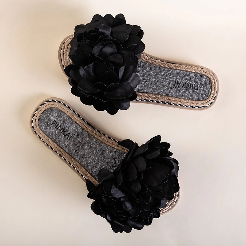 OUTLET Czarne damskie klapki z kwiatkami Etain - Obuwie