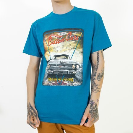 Turkusowy bawełniany męski t-shirt z nadrukiem samochodu - Odzież
