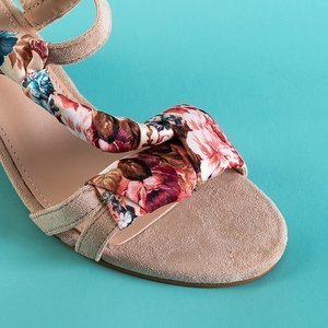 Beżowe damskie sandały na słupku Alazania - Obuwie