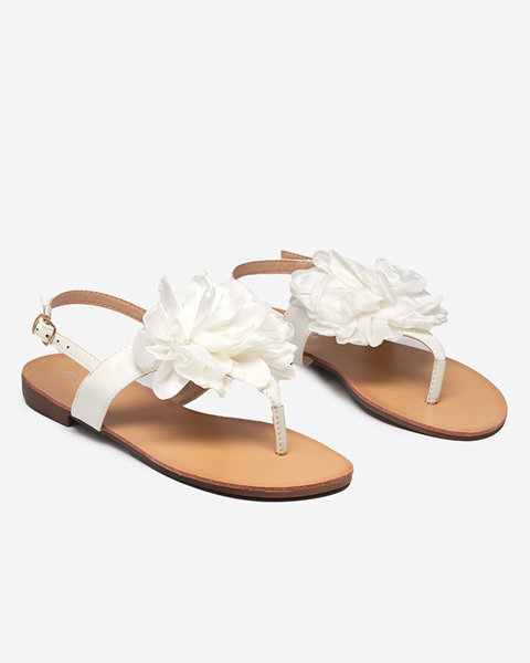 Białe damskie sandałki typu japonki z kwiatkiem Nerikala - Obuwie