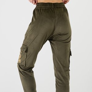 Ciemnozielone damskie spodnie dresowe ze złotymi napisami - Odzież