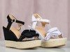 Czarne sandały na koturnie z falbankami Alisa - Obuwie