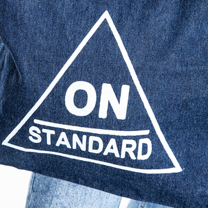 Granatowa damska torebka materiałowa z napisem "On standard" - Akcesoria