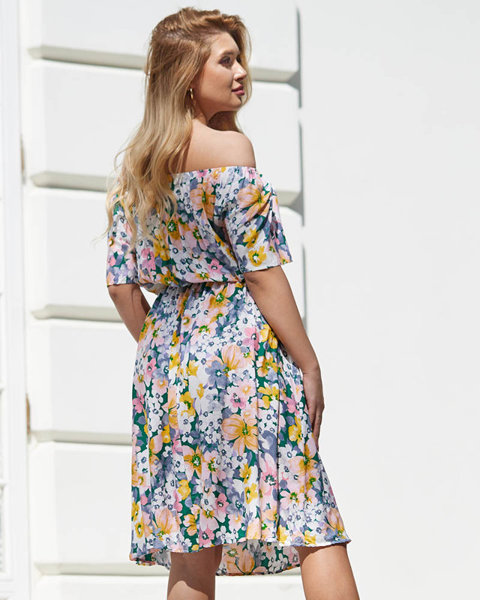 Niebieska sukienka do kolana w różnobarwny kwiatowy wzór- Odzież