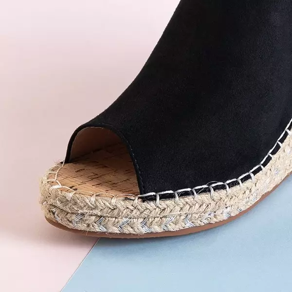 OUTLET Czarne damskie sandały na koturnie Lorala - Obuwie
