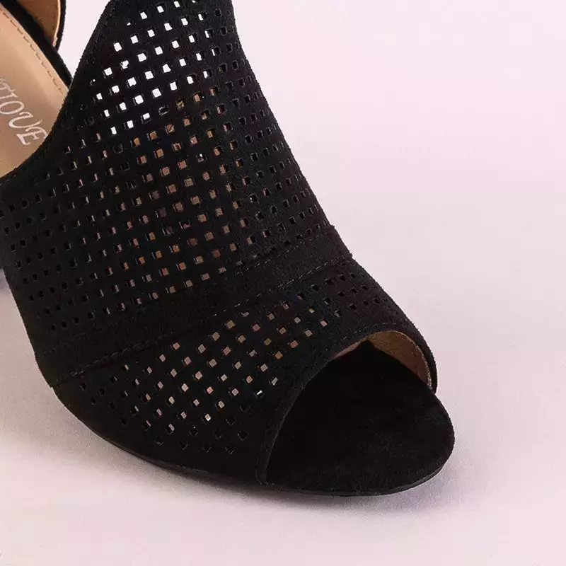 OUTLET Damskie ażurowe sandały na słupku w czarnym kolorze Folawia - Obuwie