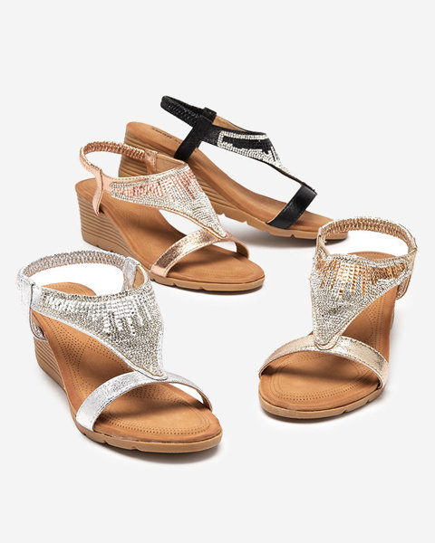 OUTLET Damskie sandały z cyrkoniami na koturnie w kolorze złotym Serrifo- Obuwie