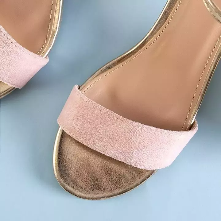 OUTLET Jasnoróżowe damskie sandały na niskim obcasie Kamalia - Obuwie