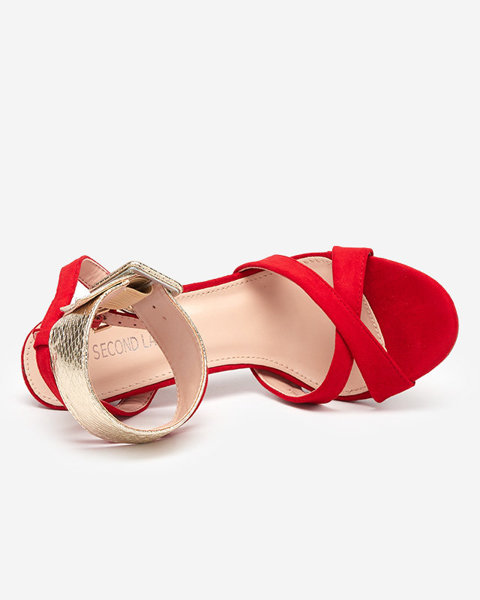 OUTLET Sandały damskie na szpilce w kolorze czerwonym ze złotym paseczkiem Magnessias - Obuwie