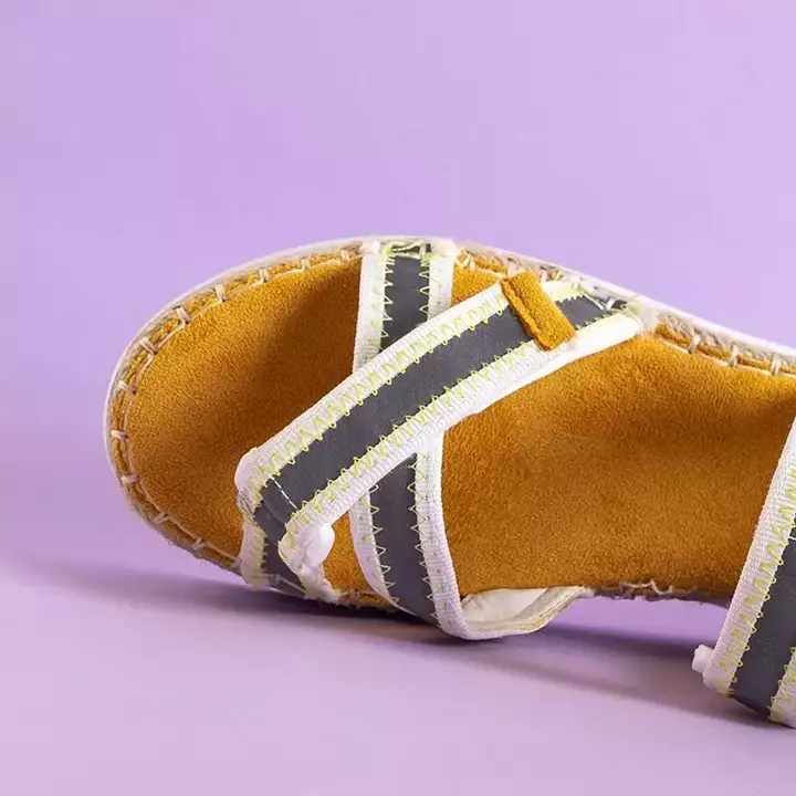 OUTLET Żółte damskie sandały z odblaskowymi wstawkami Kollin - Obuwie