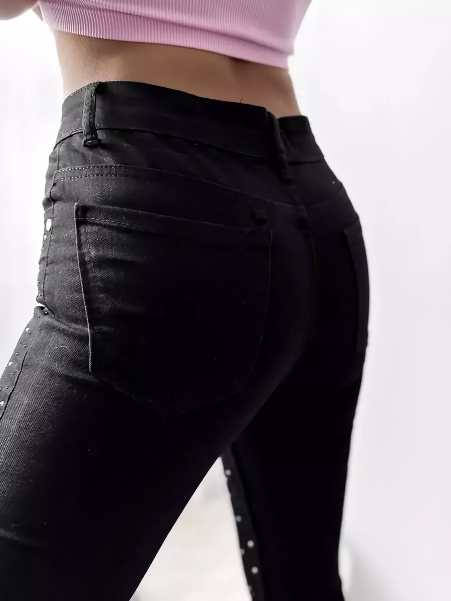 Royalfashion Czarne damskie jeansowe spodenki 3/4 z cyrkoniami