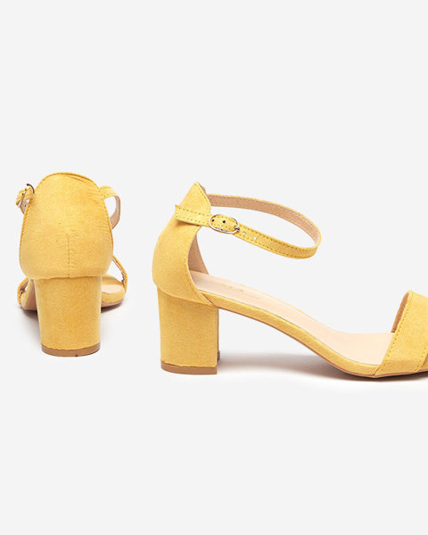 Royalfashion Żółte damskie sandały na słupku Nelino