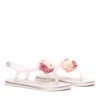 Różowe sandały z ozdobnym kwiatkiem Tatia - Obuwie