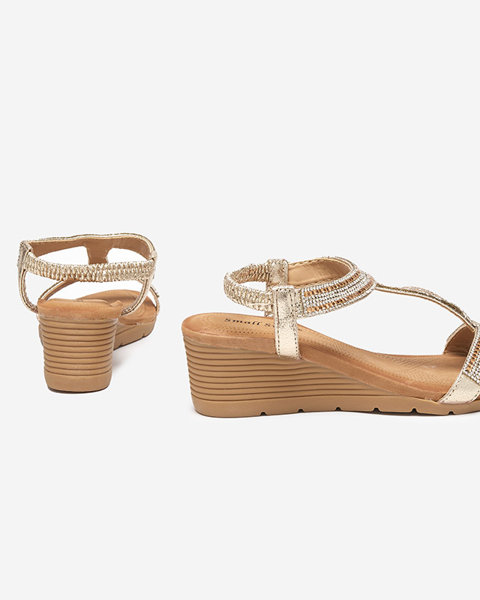Złote damskie sandały z cyrkoniami na koturnie Pakkusi- Obuwie