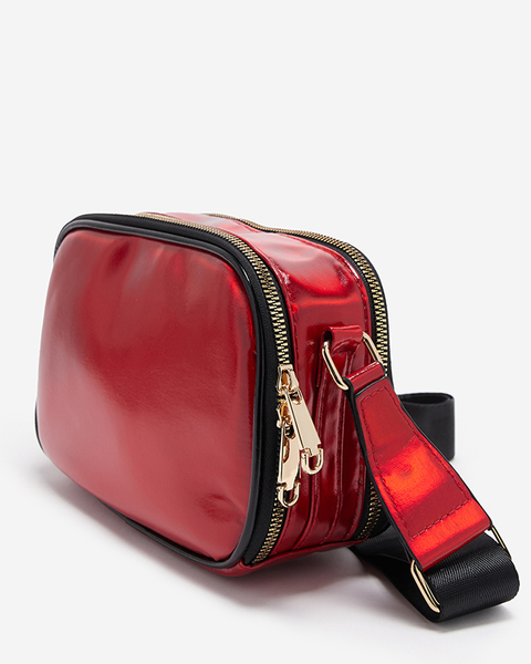 Червона маленька блискуча жіноча сумочка з написами