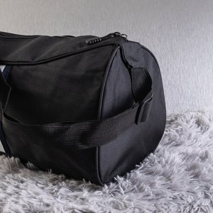 Чорна спортивна сумка з лампасами