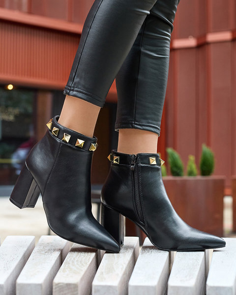 Чорні жіночі черевики, декоровані шпильками Sertika - Взуття