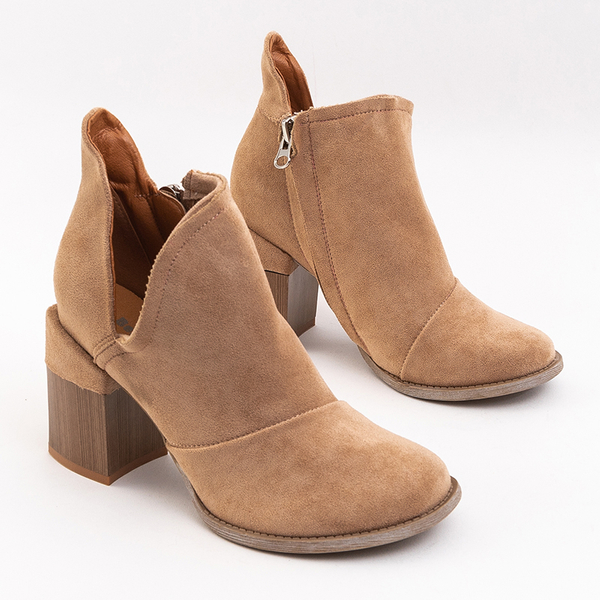 OUTLET Світло-коричневі жіночі чоботи з вирізами від Plinara - Взуття