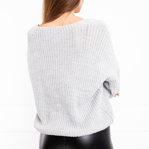 Світло-сірий жіночий светр з підвіскою