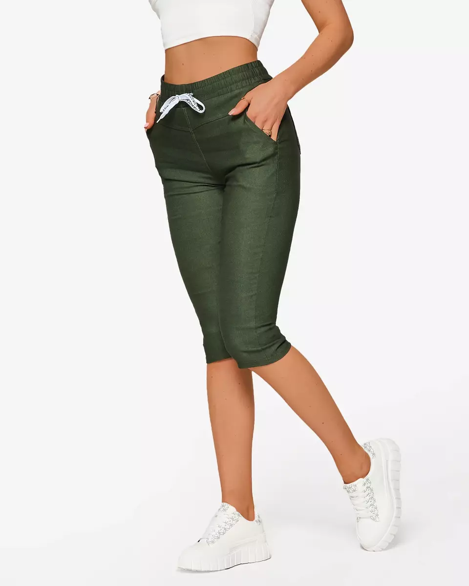 Темно-зелені жіночі тканинні шорти 3/4 PLUS SIZE- Одяг